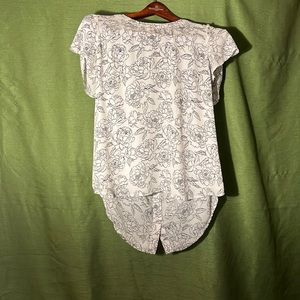 41 hawthorn button down back white rose print blouse,